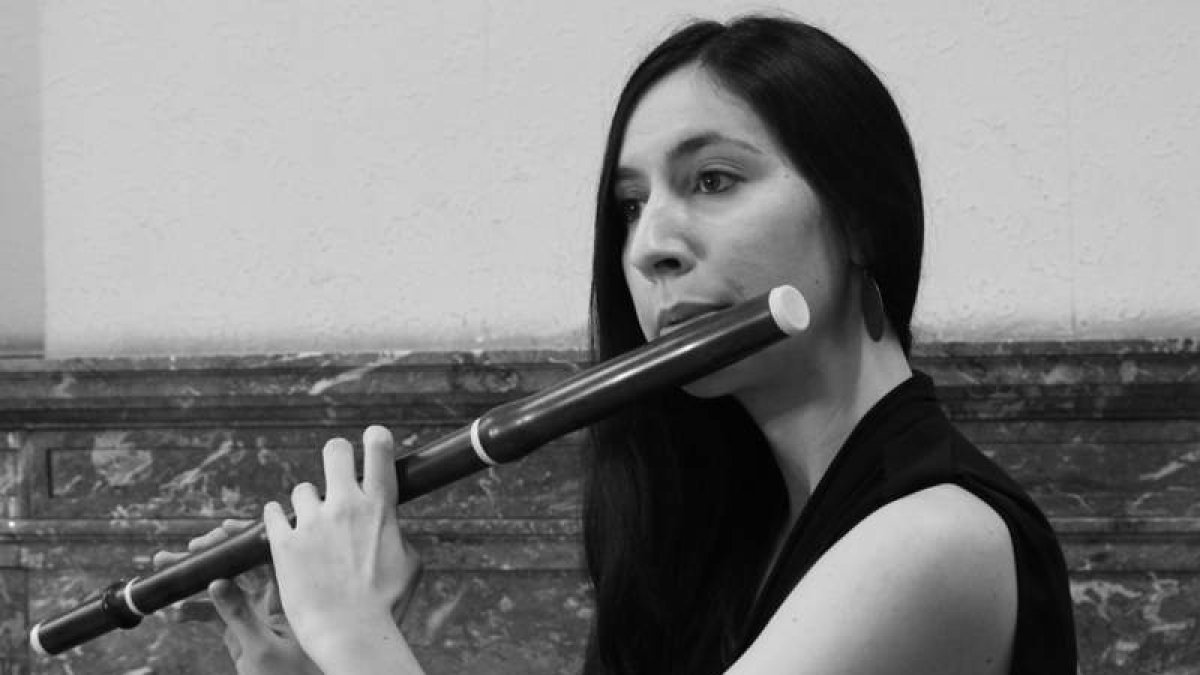 La flautista berciana Bárbara Ferraz del Ensemble Atalante. DL