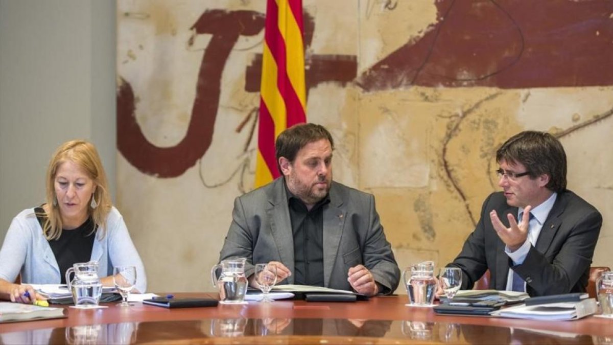 Neus Munté, Oriol Junqueras y Carles Puigdemont, en una reunión del Consejo Ejecutivo.