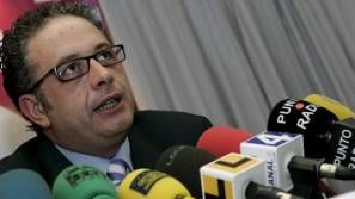 Javier Chamorro, durante su comparecencia ante los medios para anunciar su apoyo a Melchor Moreno