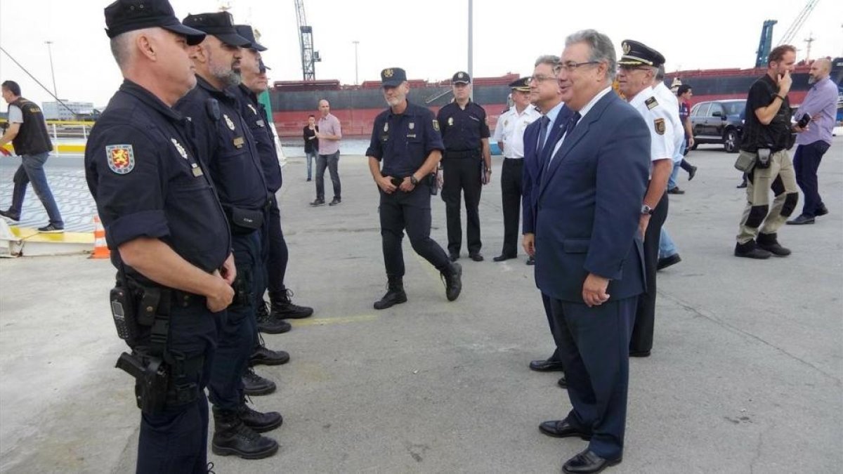 El ministro Juan Ignacio Zoido ha visitado a los agentes de la Policía y la Guardia Civil desplegados en Barcelona