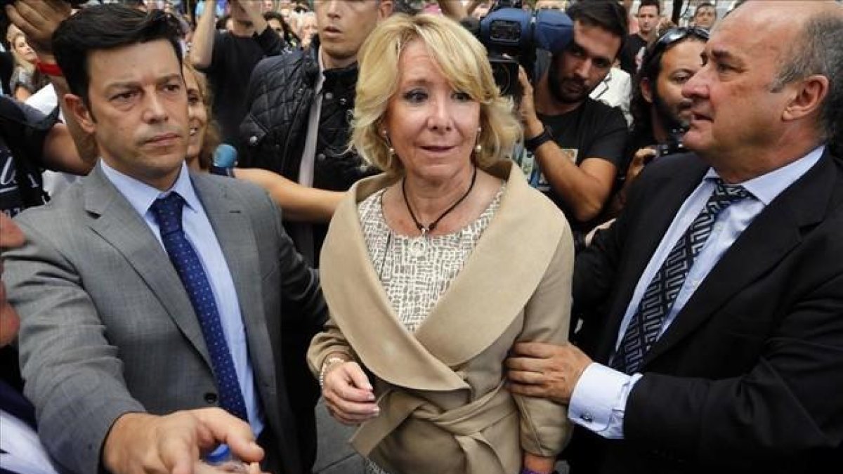 La presidenta del PP de Madrid, Esperanza Aguirre, en los juzgados de Plaza Castilla, junto a Beltrán Gutierrez Moliner (derecha).