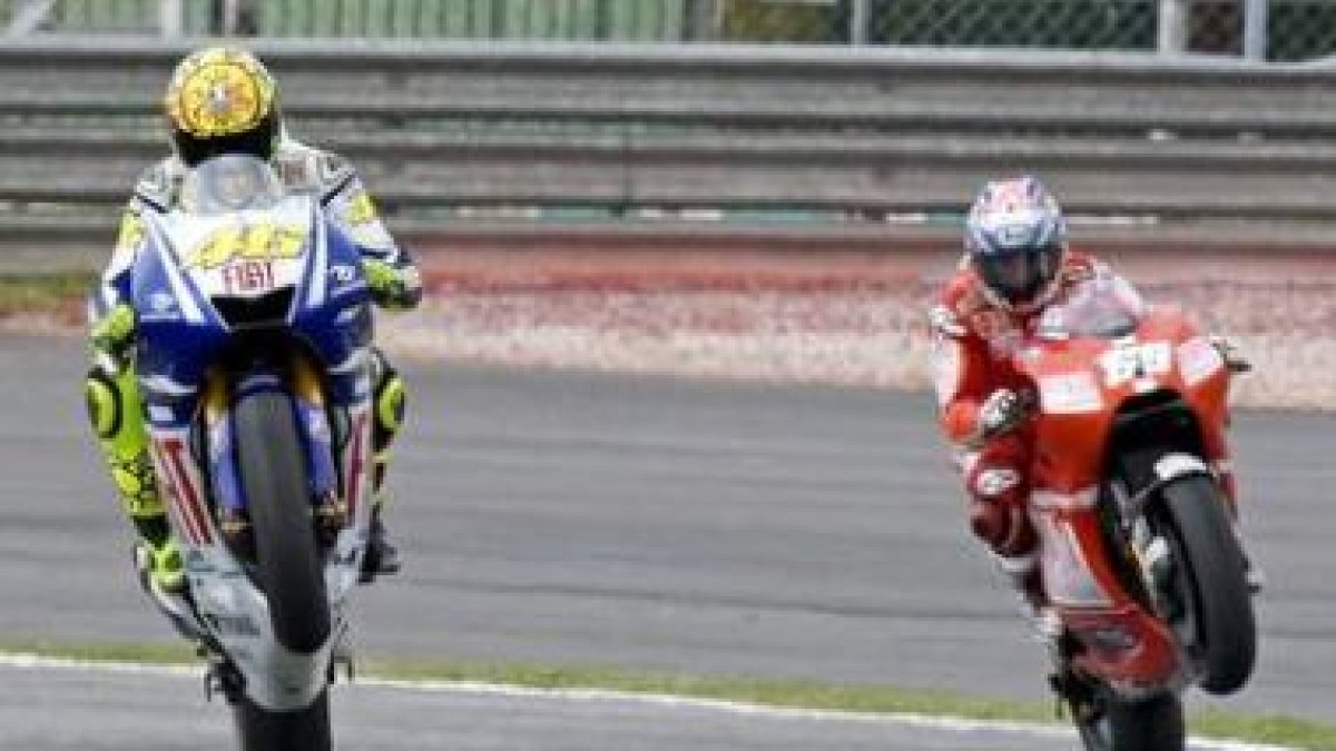 Valentino Rossi y Nicky Hayden ayer, en el circuito de Sepang.