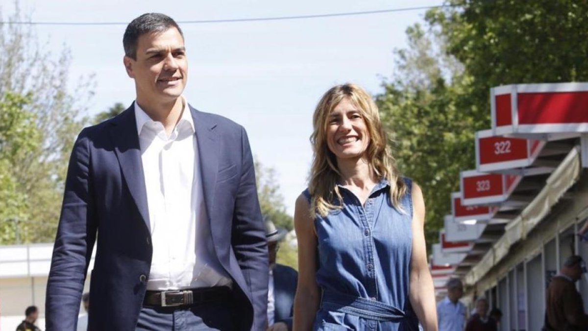 Pedro Sánchez y su mujer, Begoña Gómez, este martes en la Feria del Libro de Madrid.