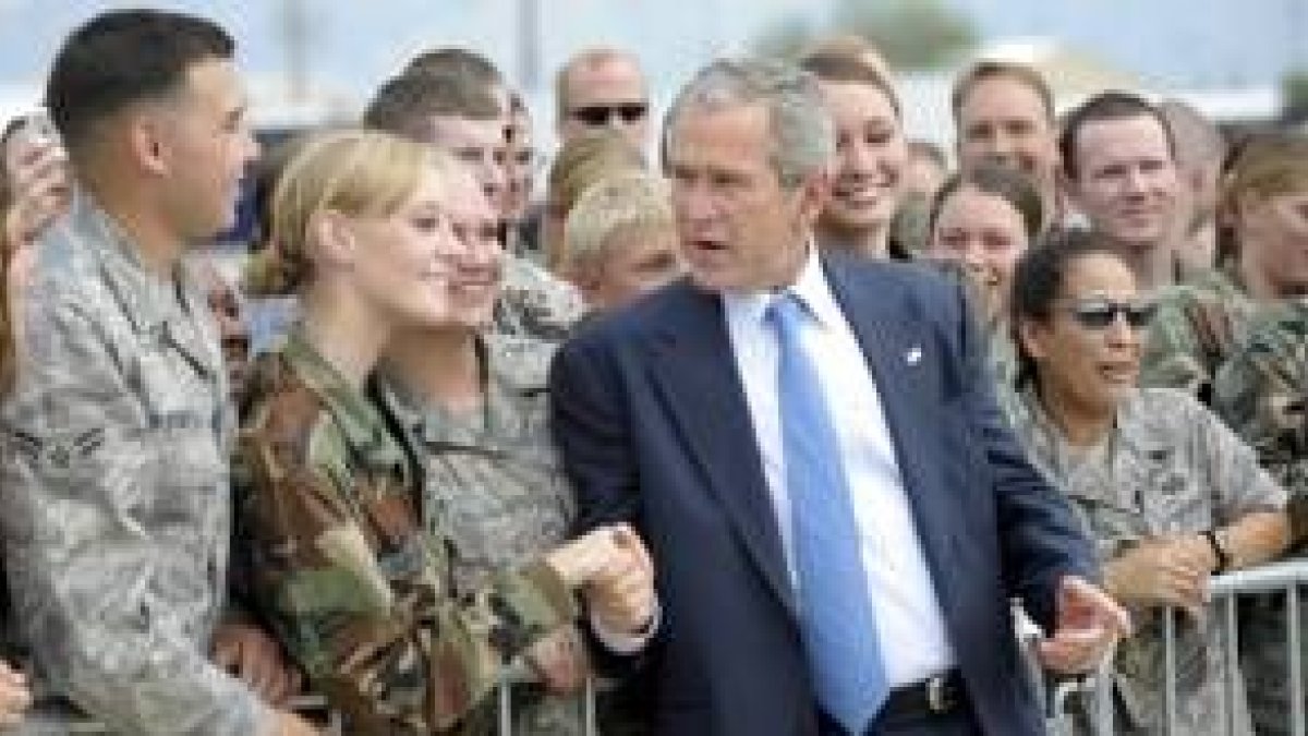 El presidente Bush realizó ayer una visita a una base militar estadounidense