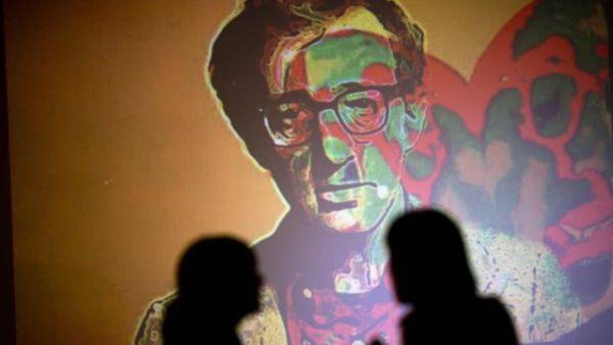Woody Allen se proyecta en la pared de una exposición de arte titulada 'Nosotros amamos lo que Woody', por el artista argentino Hugo Echarri en Buenos Aires, Argentina.