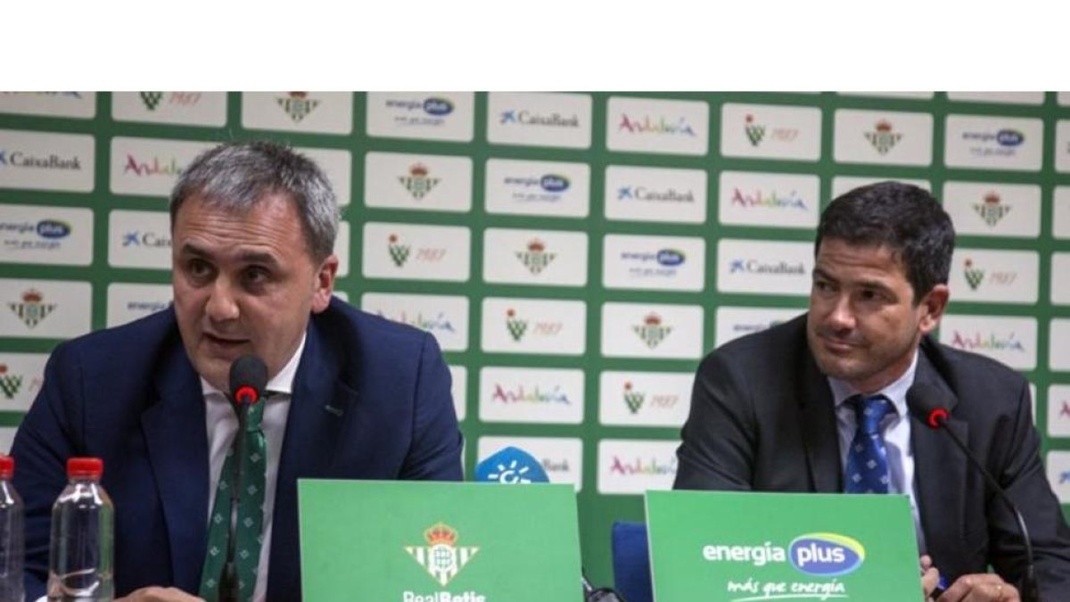 El presidente bético, Fernando Moral, y el entrenador del club, Alejandro Martínez, en Sevilla.