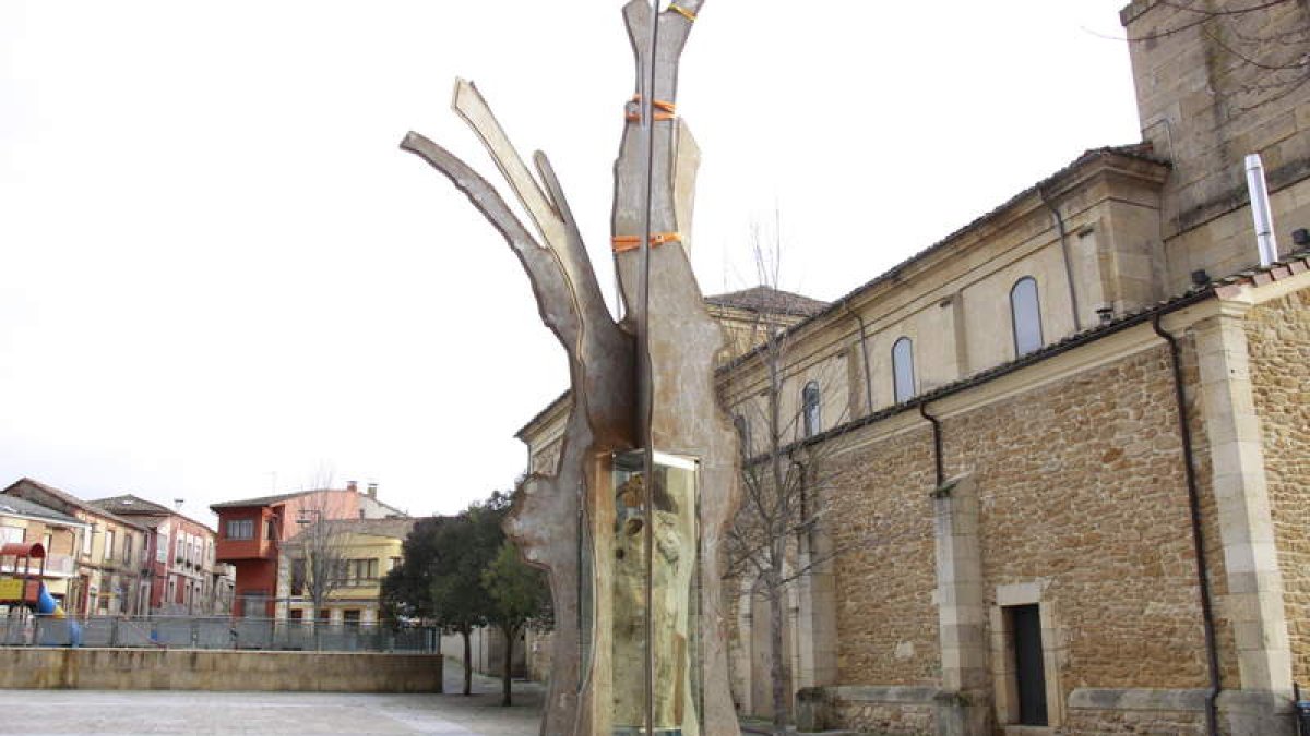 Escultura de acero colocada hace cinco años en recuerdo del Negrillón de Boñar. CAMPOS