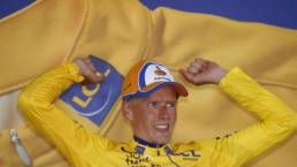 El ciclista danés del Rabobank levanta los brazos tras enfundarse el maillot amarillo
