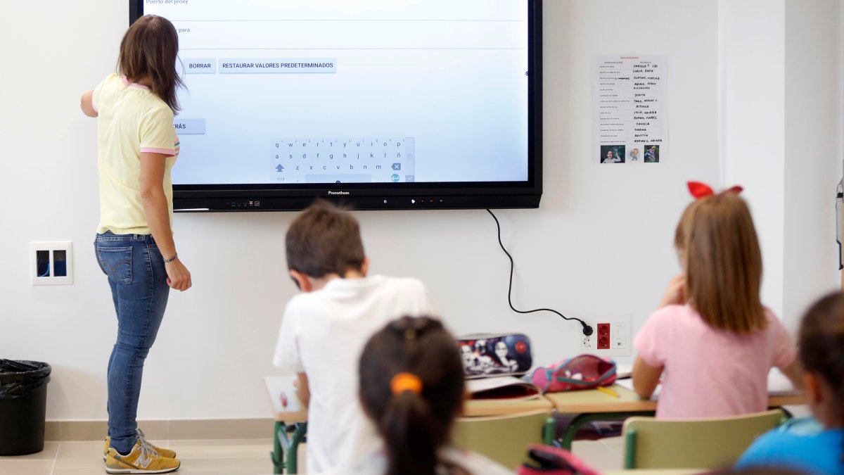 Una profesora imparte una clase en un colegio leonés. FERNANDO OTERO