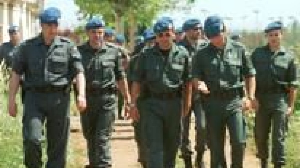 Grupo de agentes del cuartel del GRS de León que fueron enviados a Kosovo en el año 2000