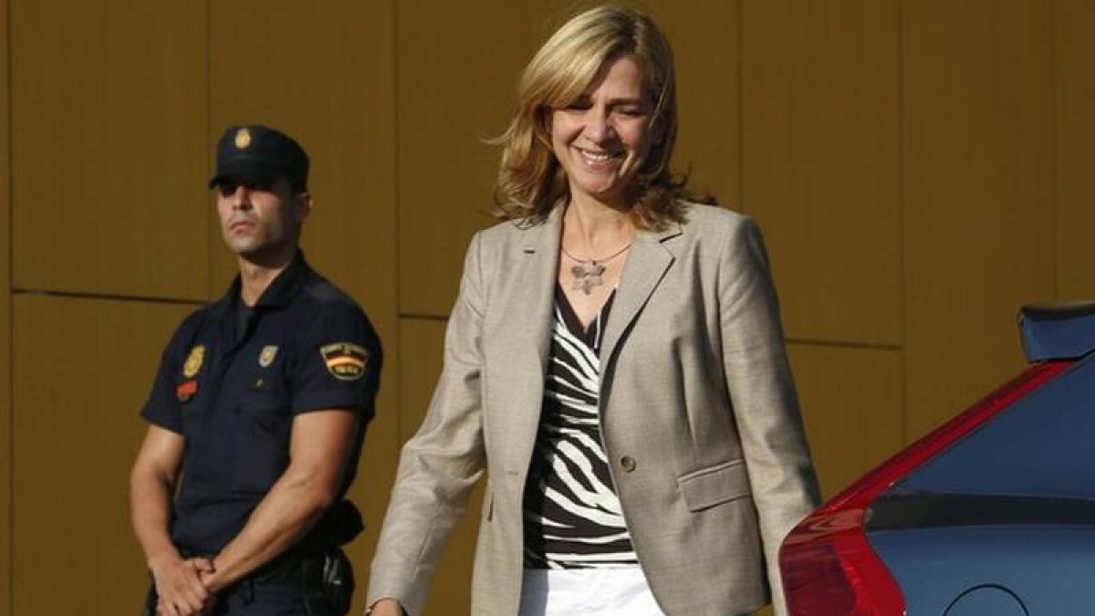 La infanta Cristina, a la salida del Hospital Quirón de Madrid, el pasado septiembre.