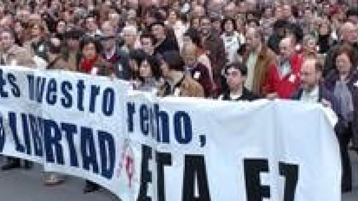 Miles de personas secundaron en Bilbao la movilización, convocada por Gesto por la Paz contra ETA