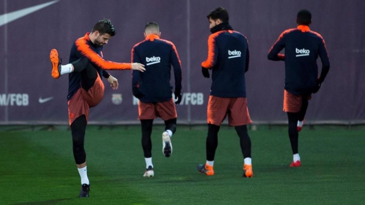 Piqué, en el último entrenamiento del Barça antes de viajar a Mestalla para la Copa.