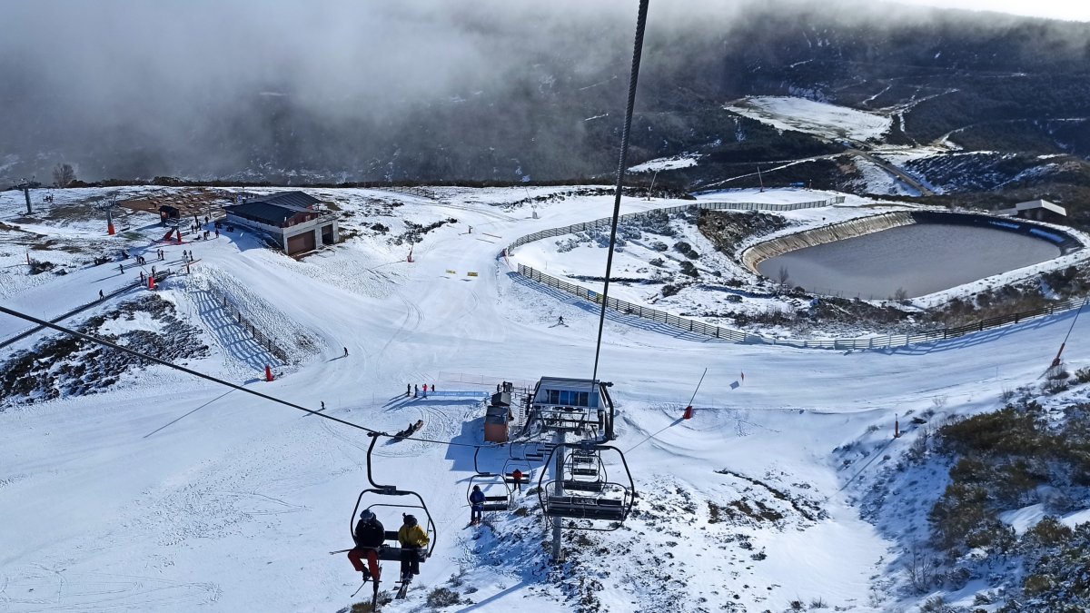 La estación de esquí de Leitariegos, vista desde un remonte. DL