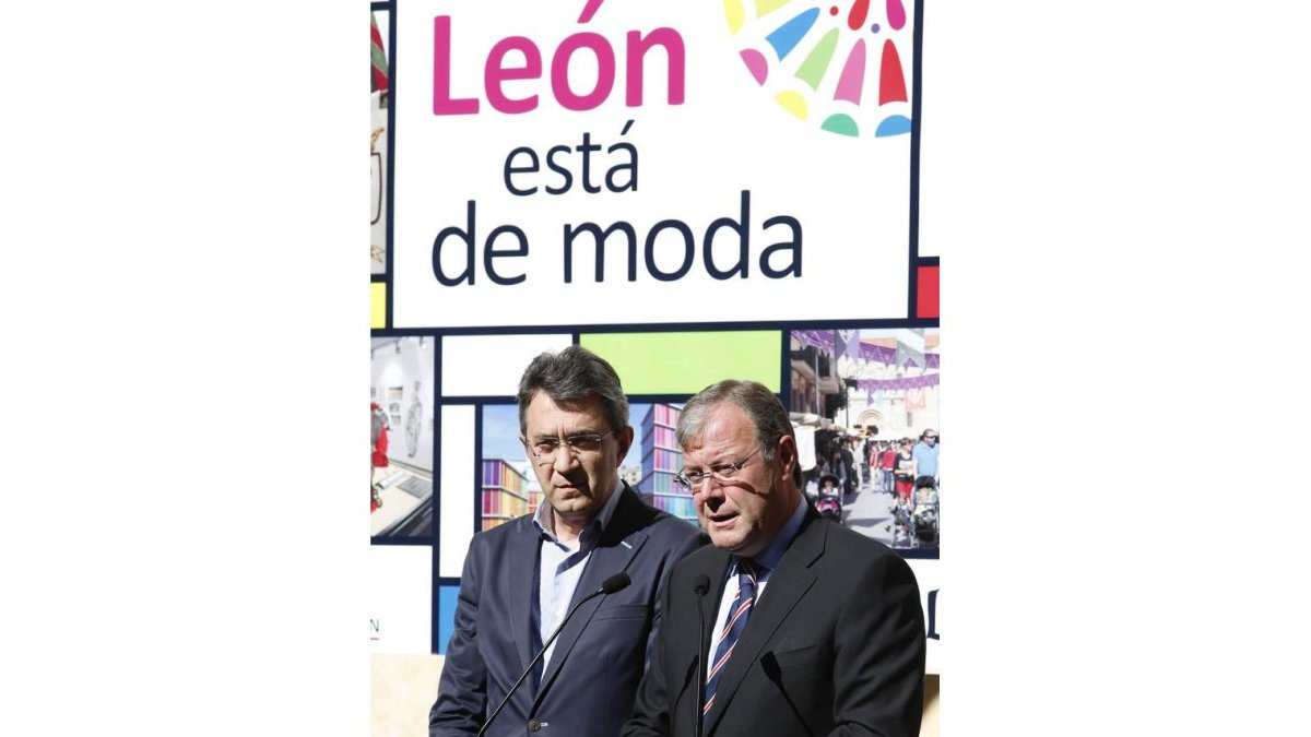 El alcalde de León, Antonio Silván, y el presidente de la Diputación, Juan Martínez Majo, presentan la campaña de promoción de la provincia y la capital en el Metro de Madrid La campaña tiene un coste de 8.900 euros