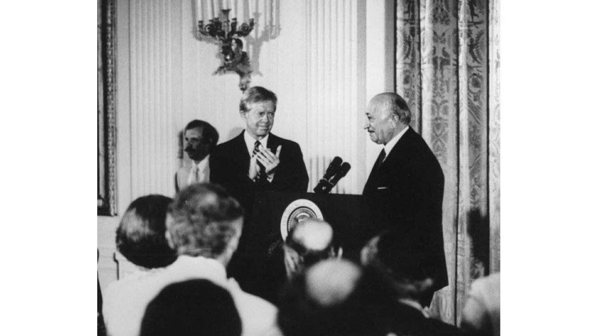 Carter, en 1980, haciendo entrega de la medalla de oro del Congreso a Simon Wiesenthalm.