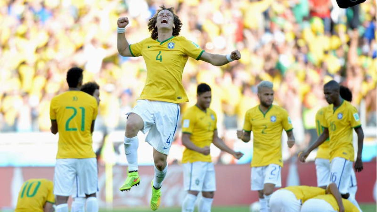 David Luiz, en primer plano, salta eufórico tras el fallo de Chile en el último penalti que le daba la clasificación a Brasil.