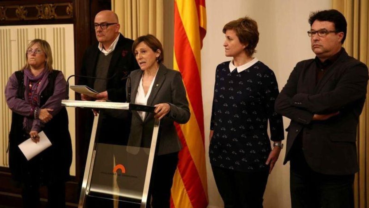 De izquierda a derecha, Ramona Barrufet, Lluís Corominas, Carme Forcadell, Anna Simó y Joan Josep Nuet, el pasado 2 de febrero.