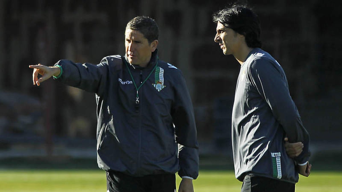 Sergio Fernández, a la derecha, dialoga con el técnico Garrido en un entrenamiento del Betis.