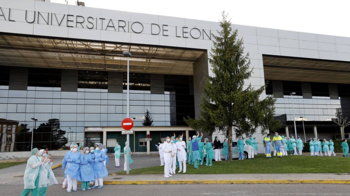 Aplausos de los sanitarios en el Hospital de León. MARCIANO PÉREZ