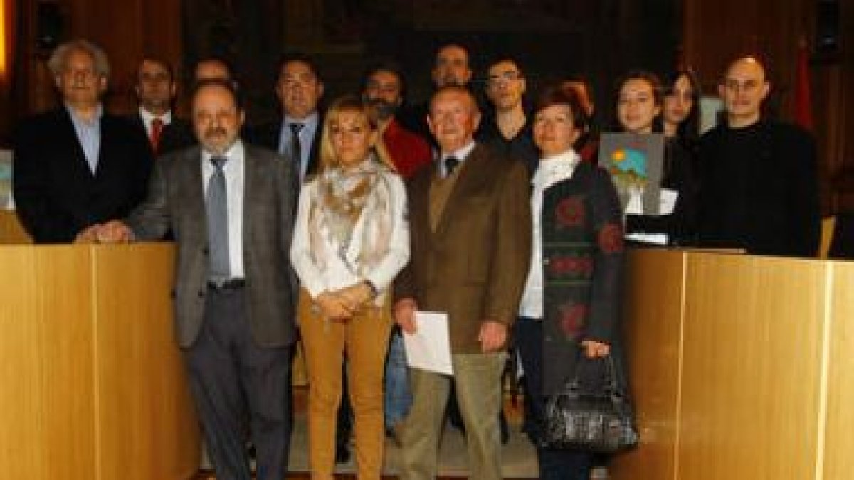 Foto de familia de la presidenta de la Diputación con los premiados en ambos certámenes.