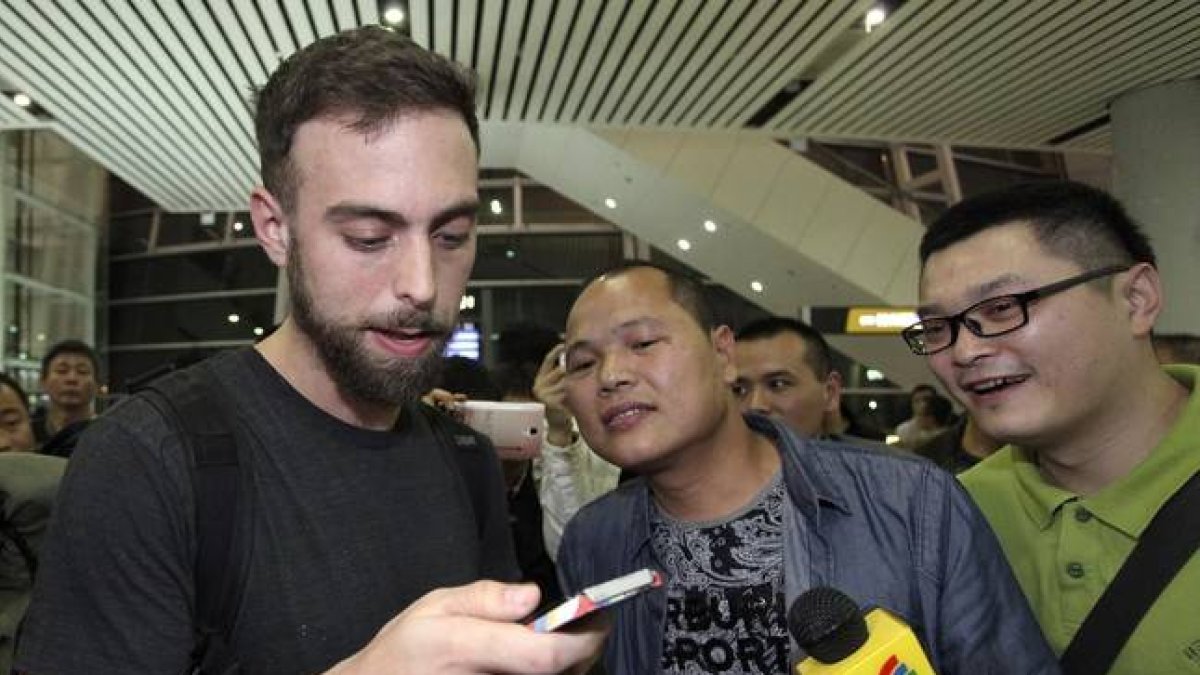 El periodista de 'BuzzFeed' Matt Stopera y su 'hermano Naranja', Li, en el aeropuerto de Jieyang, en la provincia china de Guangdong.