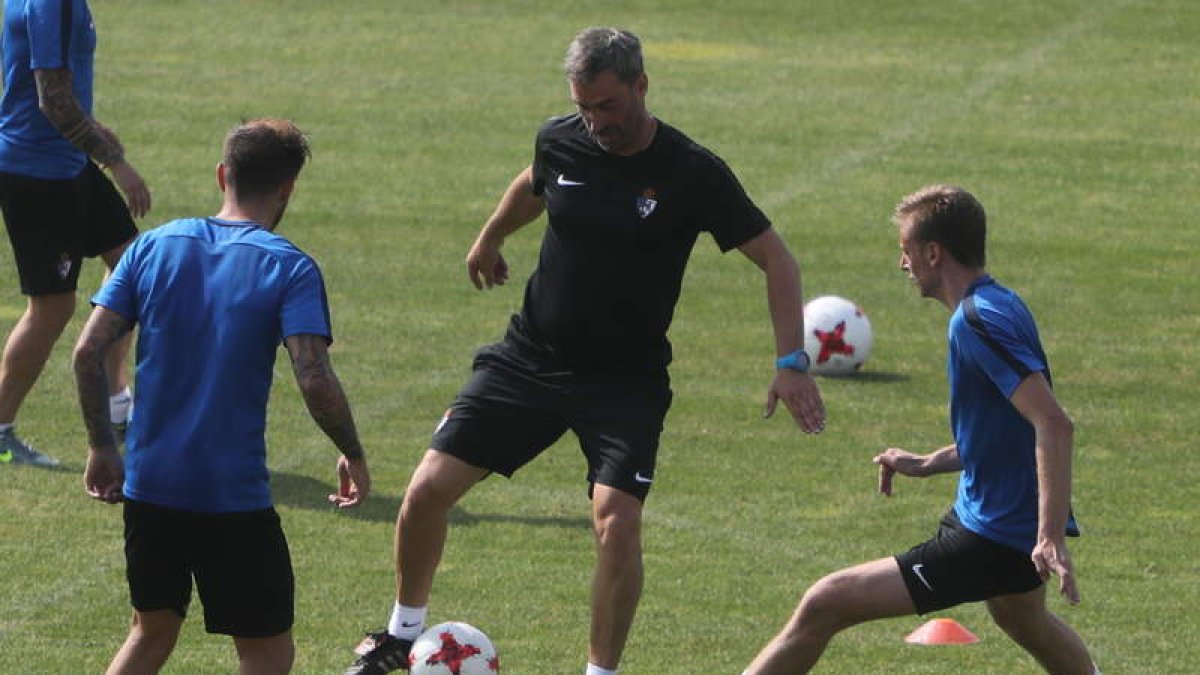 El entrenador de la Deportiva, Jon Bolo, durante una sesión de trabajo en el Anexo. L. DE LA MATA