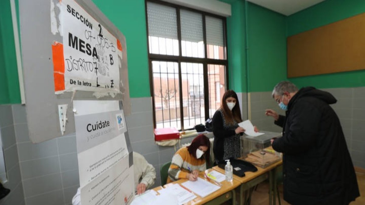 Mesa de Pastorinas, donde los 130 votos que consiguió el PSOE frente a los 28 de Vox tras un error de conteo determinaron la gobernabilidad en el Ayuntamiento de León. RAMIRO