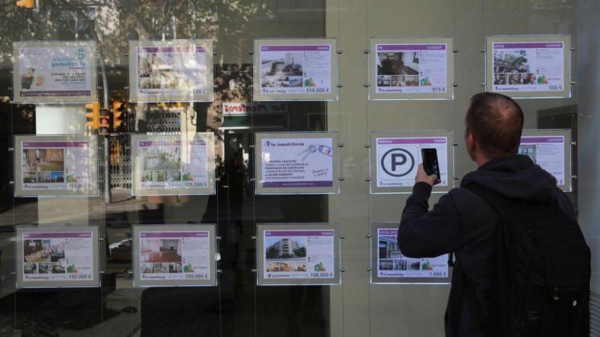 La compraventa de viviendas suma tres meses de incrementos pero cae 28 puntos porcentuales comparado con abril.
