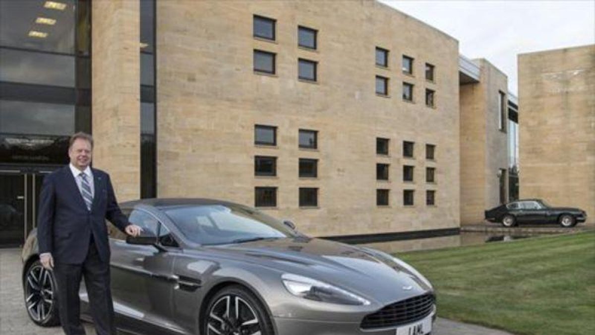 El presidente de la compañía con un modelo Aston Martin.