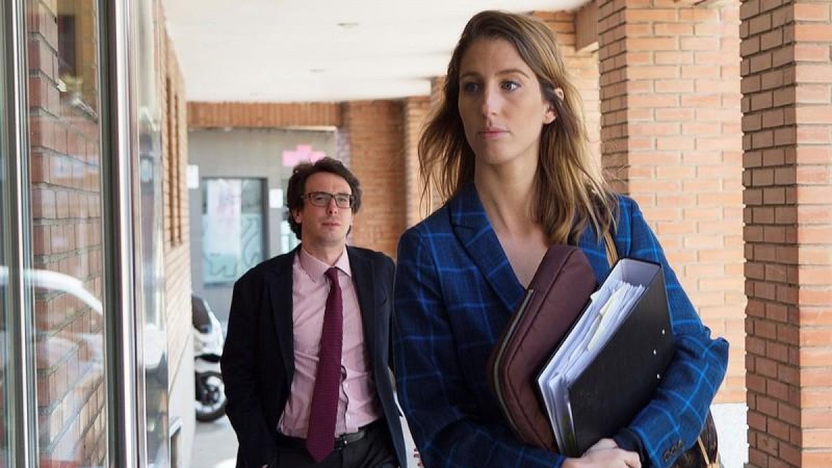 Los abogados de uno de los exjugadores de la Arandina, Carlos Cuadrado, alias "Lucho", entrando al juzgado de Aranda Aranda de Duero.