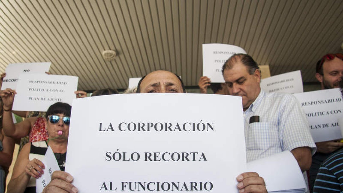 Los empleados de San Andrés, ante el Ayuntamiento. SARA CAMPOS
