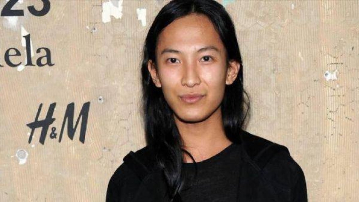 Alexander Wang posa junto un cartel de la cadena sueca H&M.
