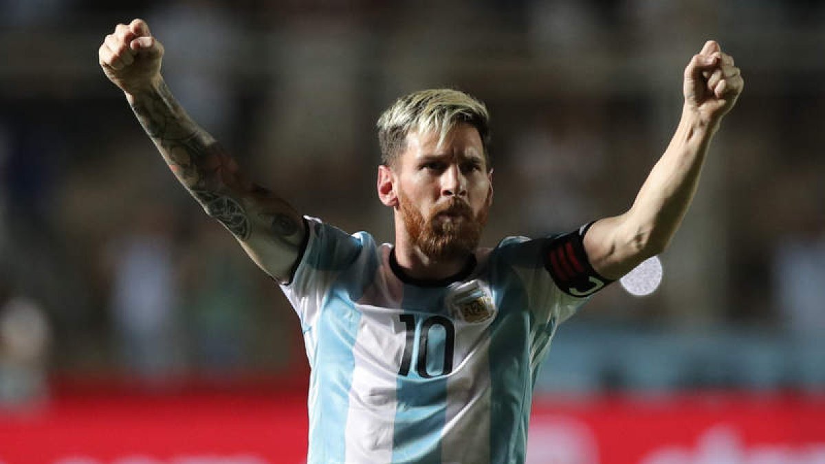 Messi celebra su gol de falta frente a Colombia. AGUILERA