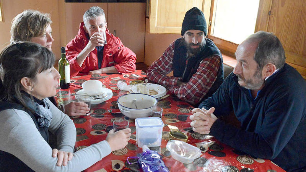 Javier Toca, el primero por la derecha, comparte sobremesa con varios peregrinos.