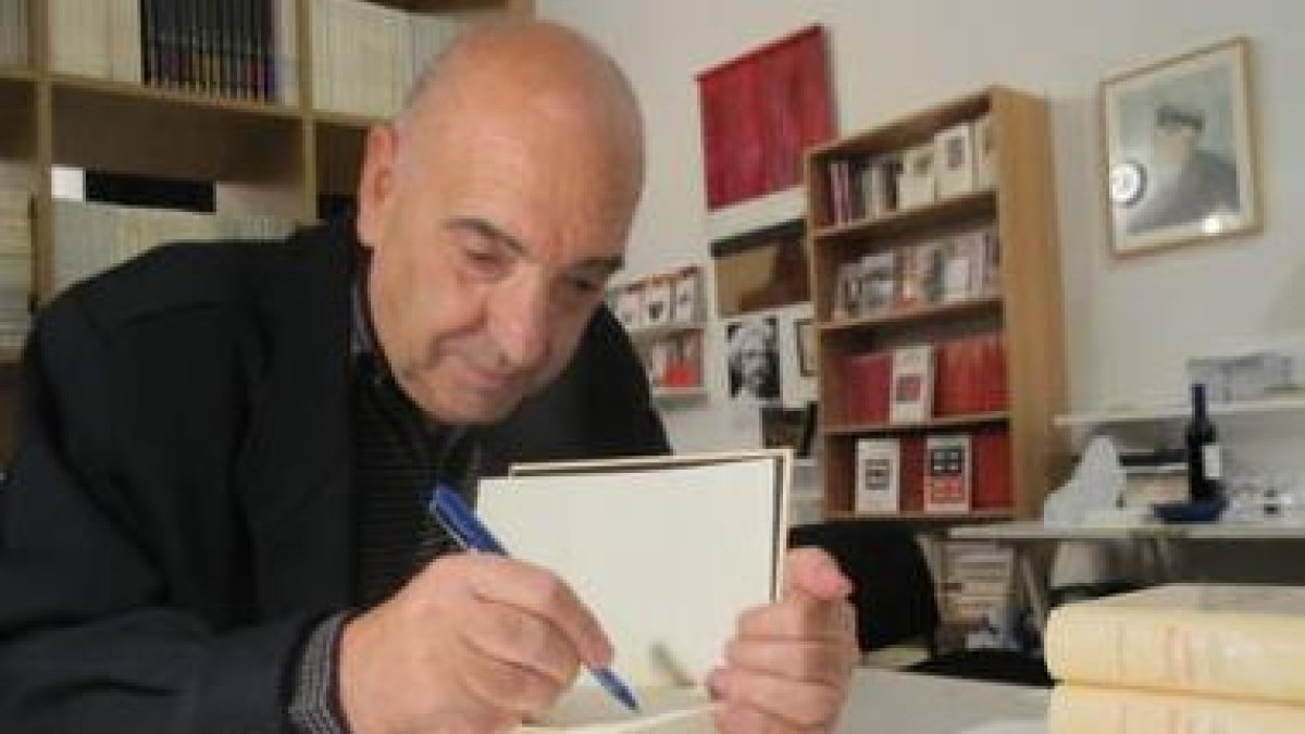 El escritor Agustín Delgado, firmando un ejemplar de su reciente 'Poesía reunida'.
