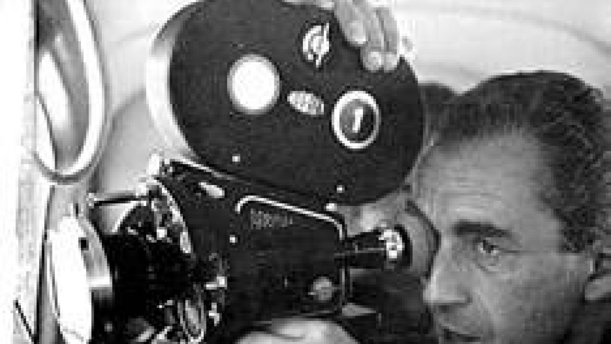 El director italiano Michelangelo Antonioni durante el rodaje de una de sus primeras películas