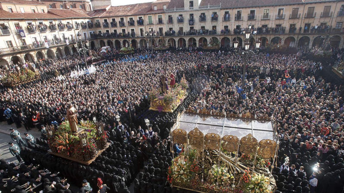 Momento central de la Semana Santa de León con El Encuentro como protagonista en la Plaza Mayor, miles de personas se dan cita cada mañana del Viernes Santo.