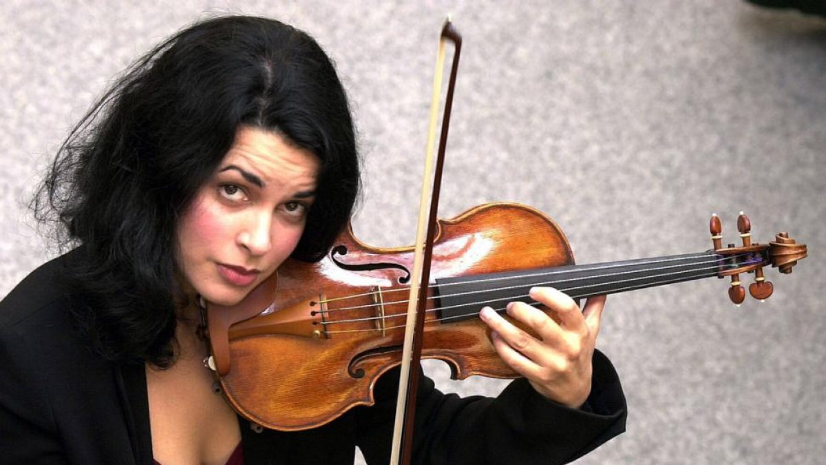 La violinista Priya Mitchell, con un 'Stradivarius', en Kensington (Londres), en una imagen del 2002