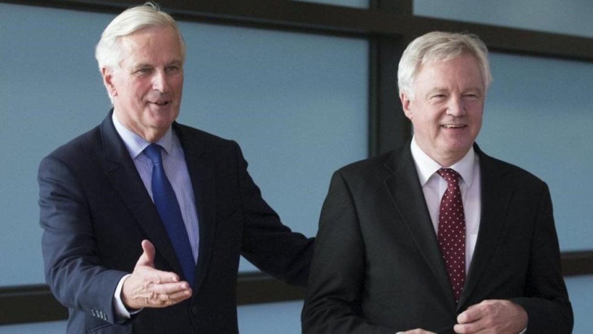 El negociador jefe de la UE para el brexit, Michel Barnier (izquierda), da la bienvenida al secretario de Estado britanico, David Davis, en Bruselas