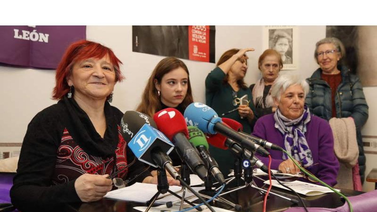 Yolanda Rodríguez, Marina Benavides y Carmen Carlón, en la mesa desde la que intervinieron ayer en la sede de Adavas. RAMIRO