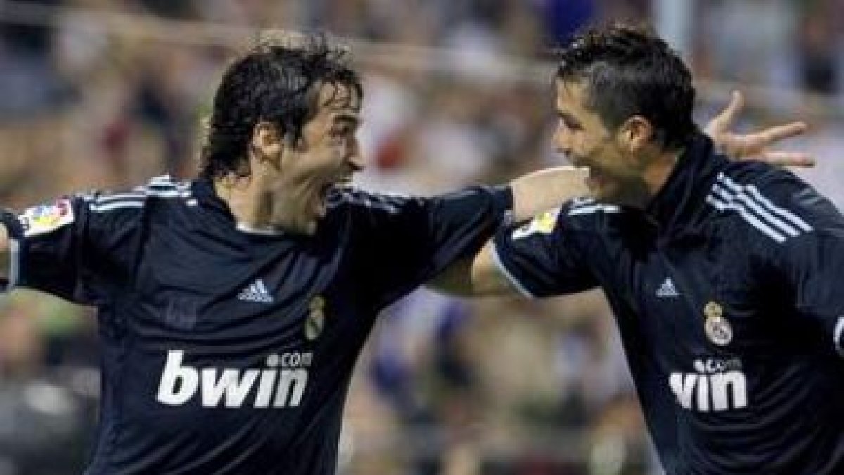 Raúl junto a Cristiano tras marcar el primer tanto.