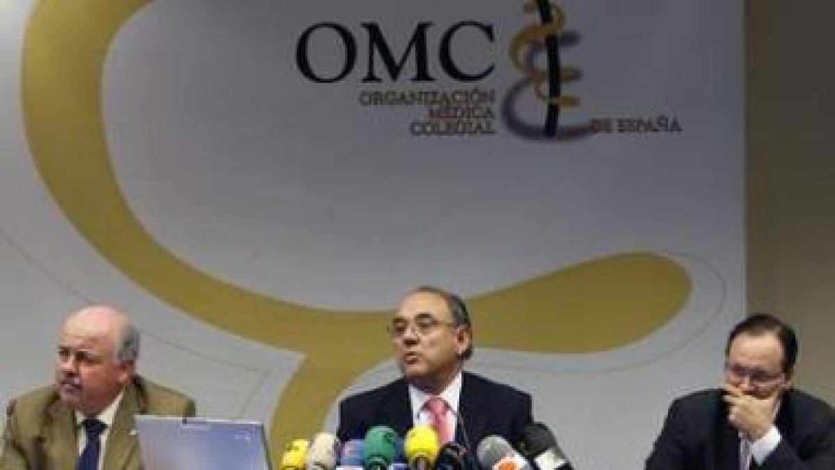 El presidente del Consejo de Colegios de Médicos, Juan J. Rodríguez, en el centro, en una imagen de
