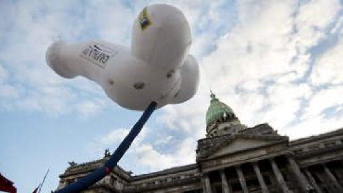 Un globo con forma de pene sobrevuela el Congreso argentino durante el debate.