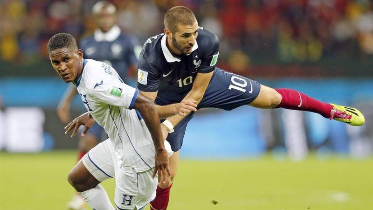 Benzema, autor de dos goles, lucha por un balón.