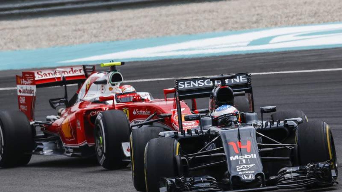 Fernando Alonso en el momento de superar al Ferrari de Sebastian Vettel en Malasia. YUSNI
