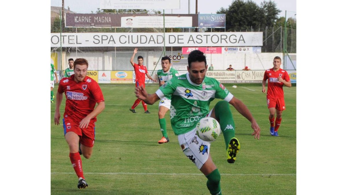 Puente marcó el primer gol y tuvo que ser sustituido a continuación por lesión. JAVIER SUÁREZ-QUIÑONES