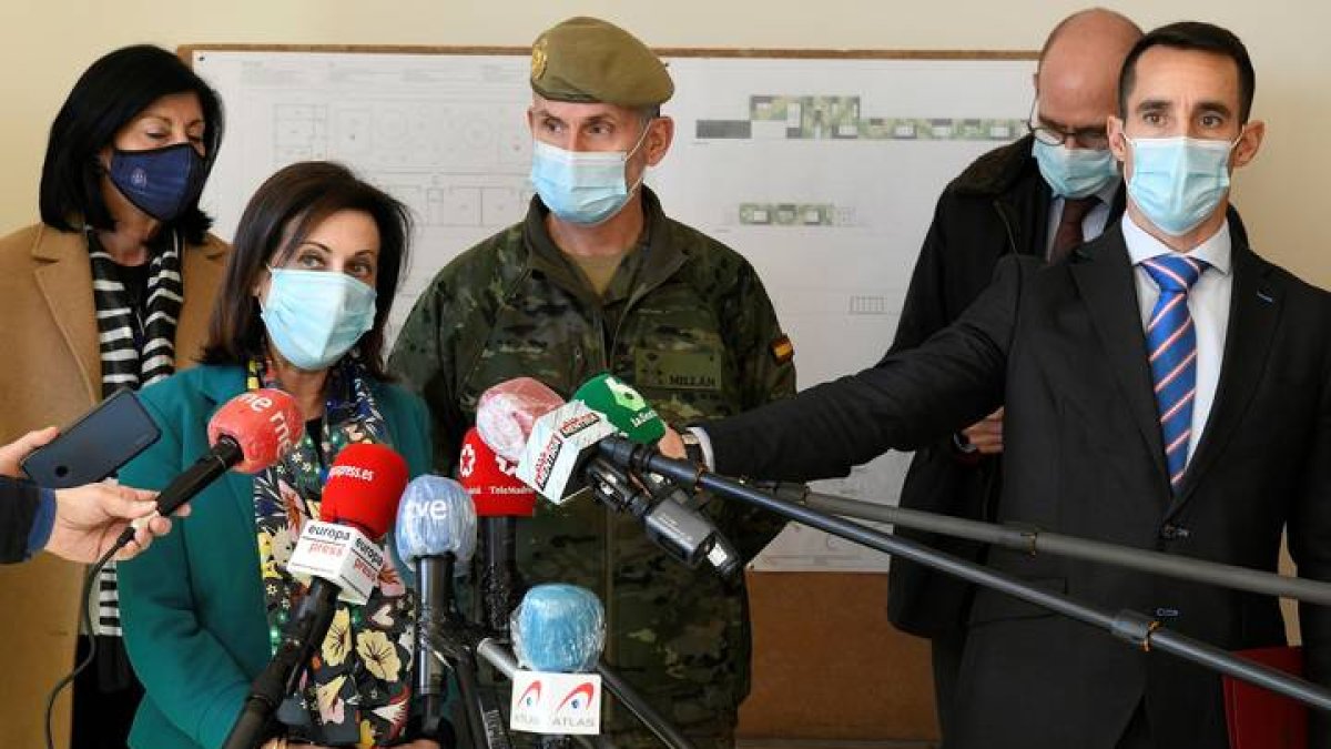 La ministra de Defensa, Margarita Robles, atiende a la prensa durante su visita al Centro de Educación Infantil de El Goloso en la Base Militar El Goloso. VÍCTOR LERENA