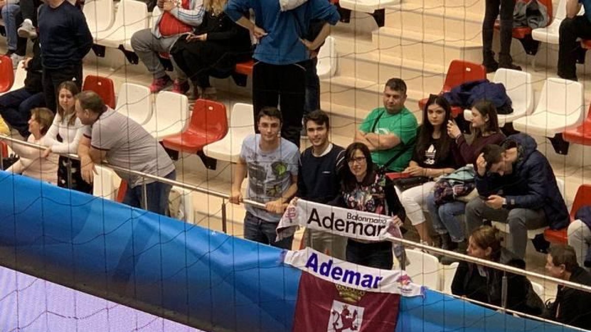 Aficionados leoneses en el partido que se está celebrando.