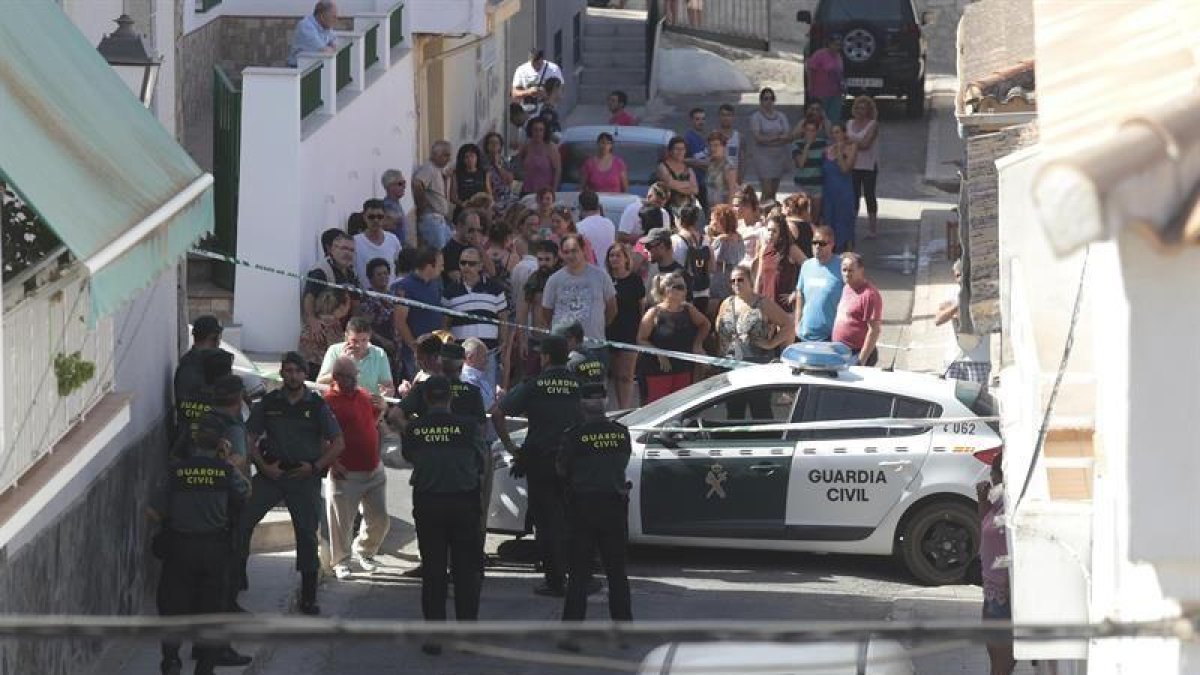 Agentes de la Guardia Civil y vecinos de la localidad granadina de Güevéjar observaban el pasado lunes el lugar donde se registró el suceso.